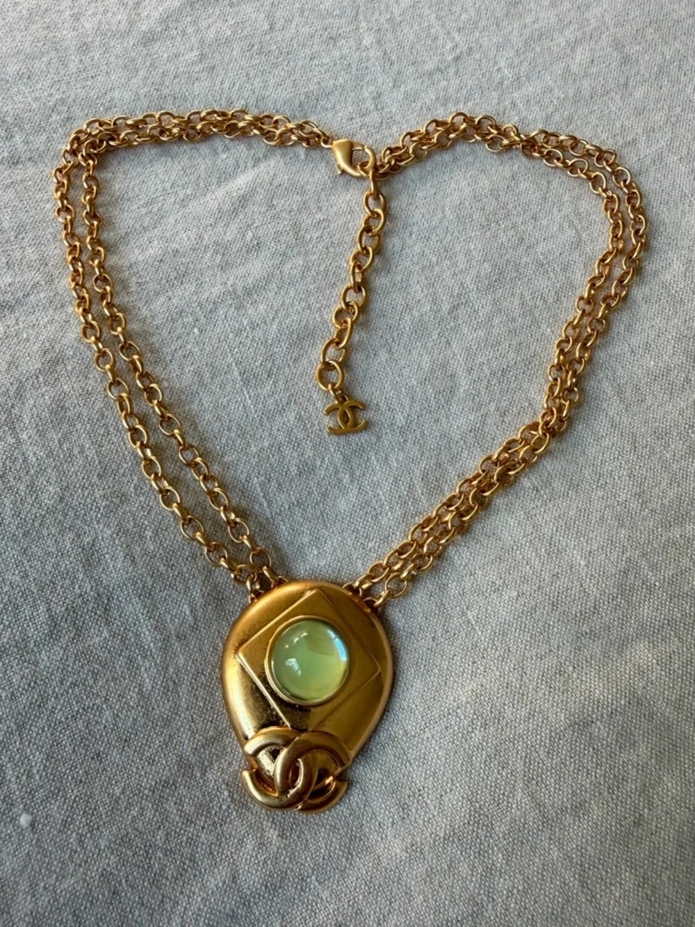 💚Vintage CHANEL Gold-Tone Necklace with Pale Green Cabochon✨ - Picture 3 of 12